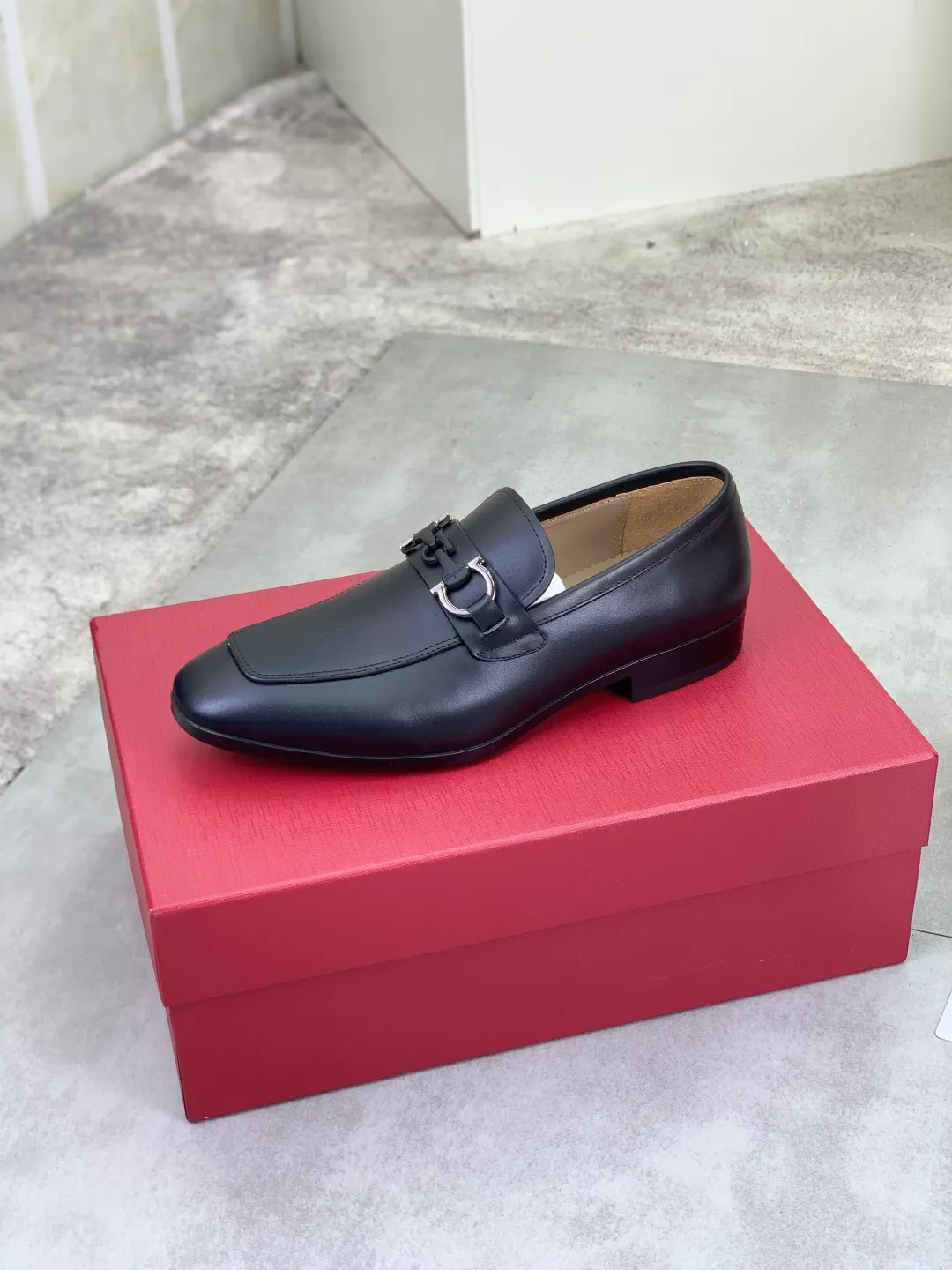 Men's men's shoes 💰P600💰[New model] High quality water-dyed cowhide 🆘[Salvatore Ferragamo] Ferragamo's latest casual business leather shoes for men! Listed simultaneously! The fabric is made of specially imported original calfskin, and the interior is made of imported water-dyed cowhide. It is absolutely luxurious and leads the fashion trend. High-end rubber outsole, size: 38-44 (45 and 46 can be customized) 5️⃣ colors available